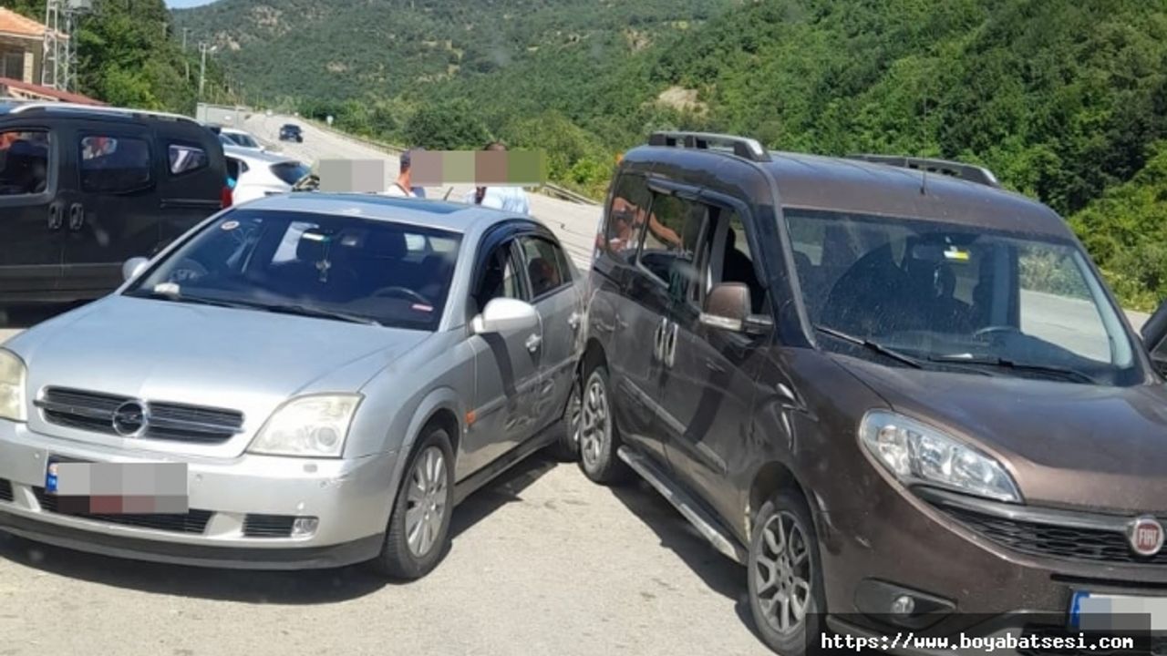 Cuma Cami önünde maddi hasarlı kaza