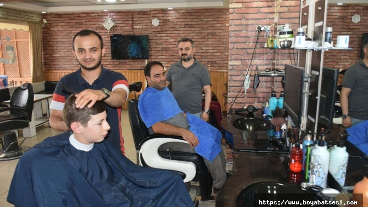 Baba ile oğlu birlikte çalışıp birlikte başararak diplomalarını aldılar.