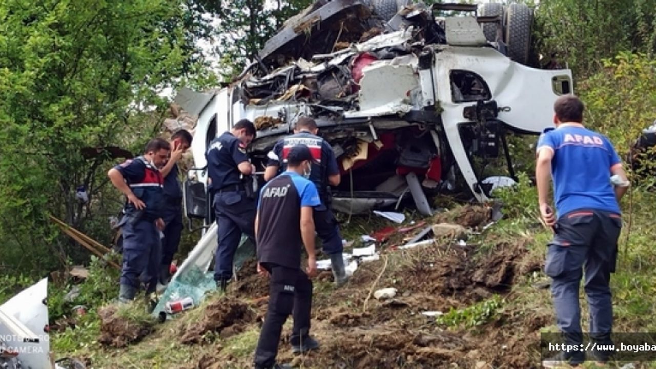 Boyabat Ayancık yolunda freni patlayan kamyon takla attı