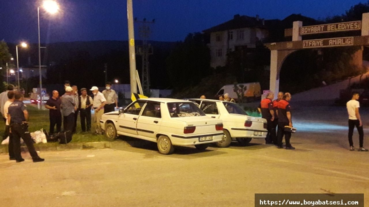 Boyabat ilçesinde iki otomobilin çarpışması sonucu 4 kişi yaralandı