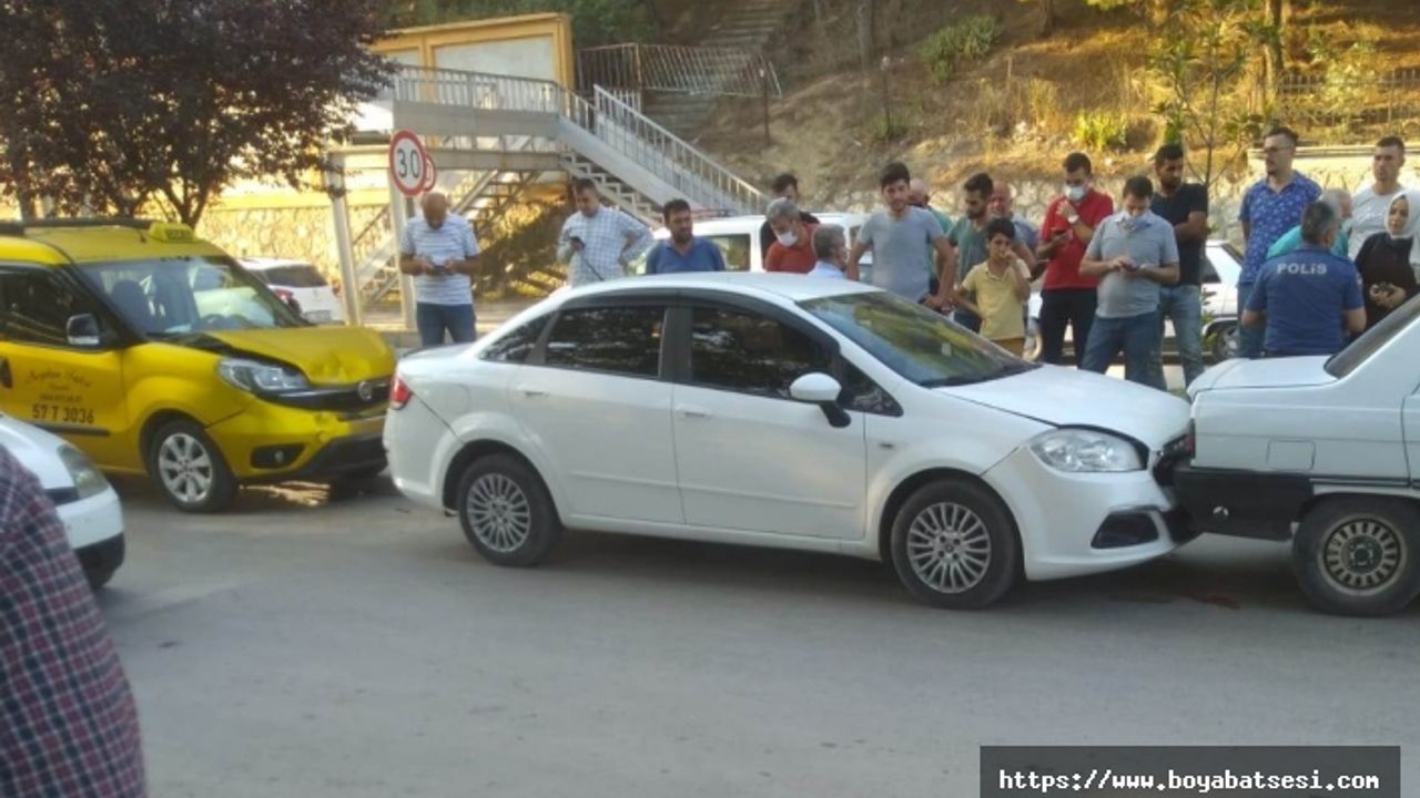 Boyabat Köy Pazarı önünde üç araç zincirleme kaza yaptı
