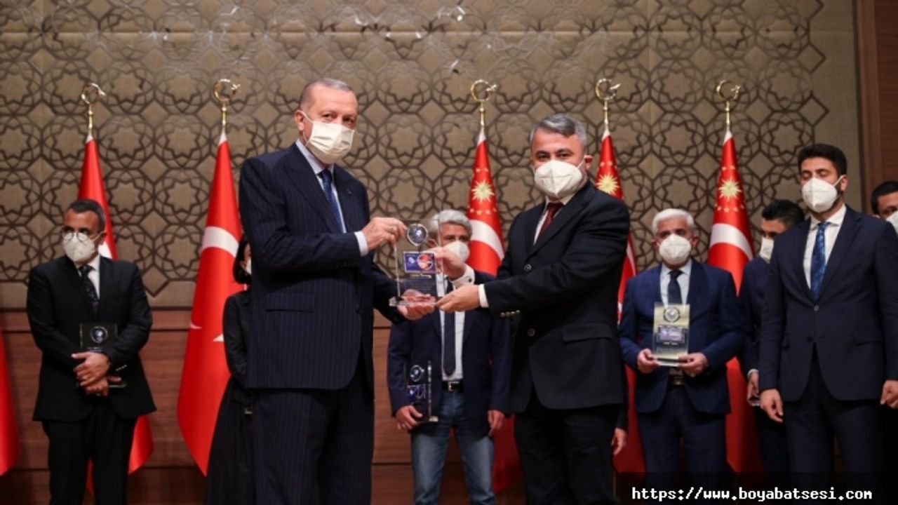 Vitrinhaber'e ödülünü Cumhurbaşkanı Erdoğan verdi