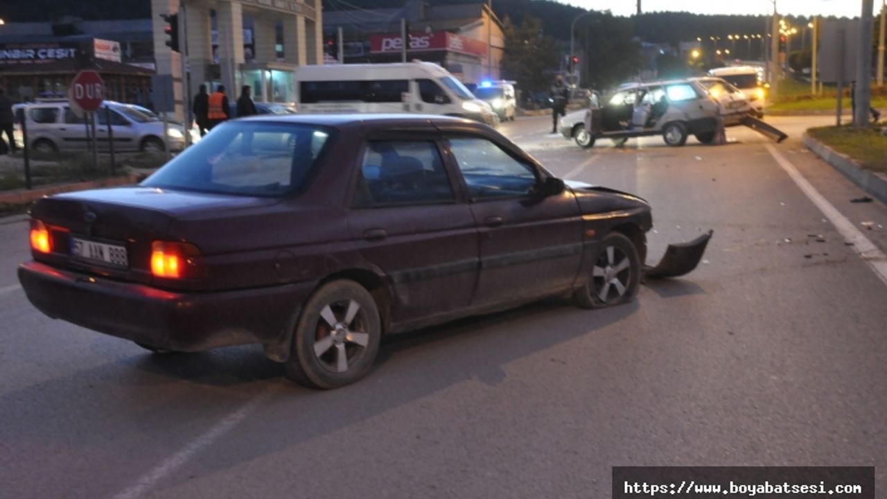 Boyabat Sanayi Kavşağı Trafik Kazası 3 Yaralı