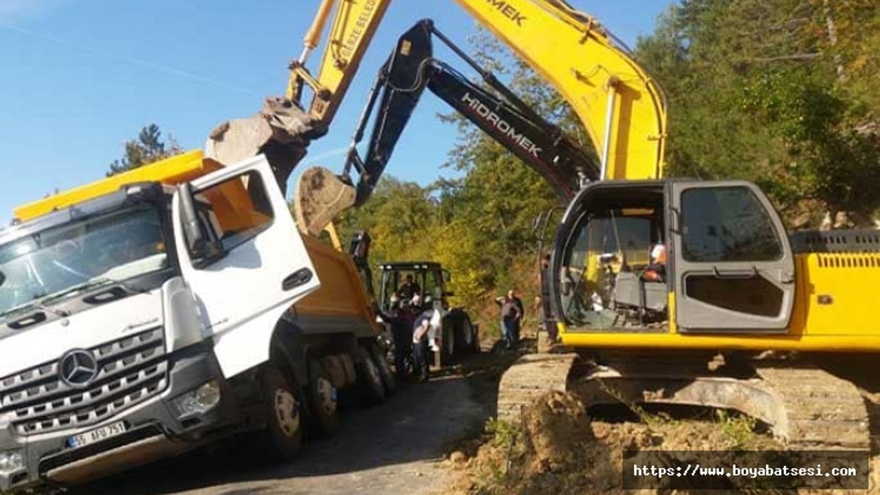 Yol malzemesi taşıyan kamyon taksiye çarpmamak için şarampole düştü.