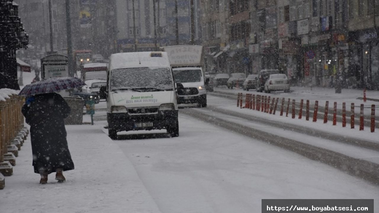 Boyabat'ta cadde ve sokaklar beyaza büründü