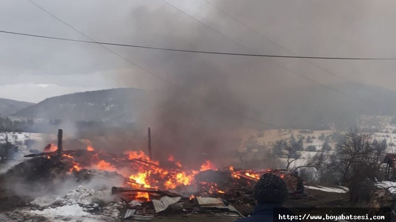 Boyabat’ta yangın 2 ev kül oldu !