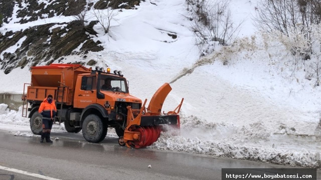 Boyabat Sinop yolunda kar küreme çalışmaları sürüyor