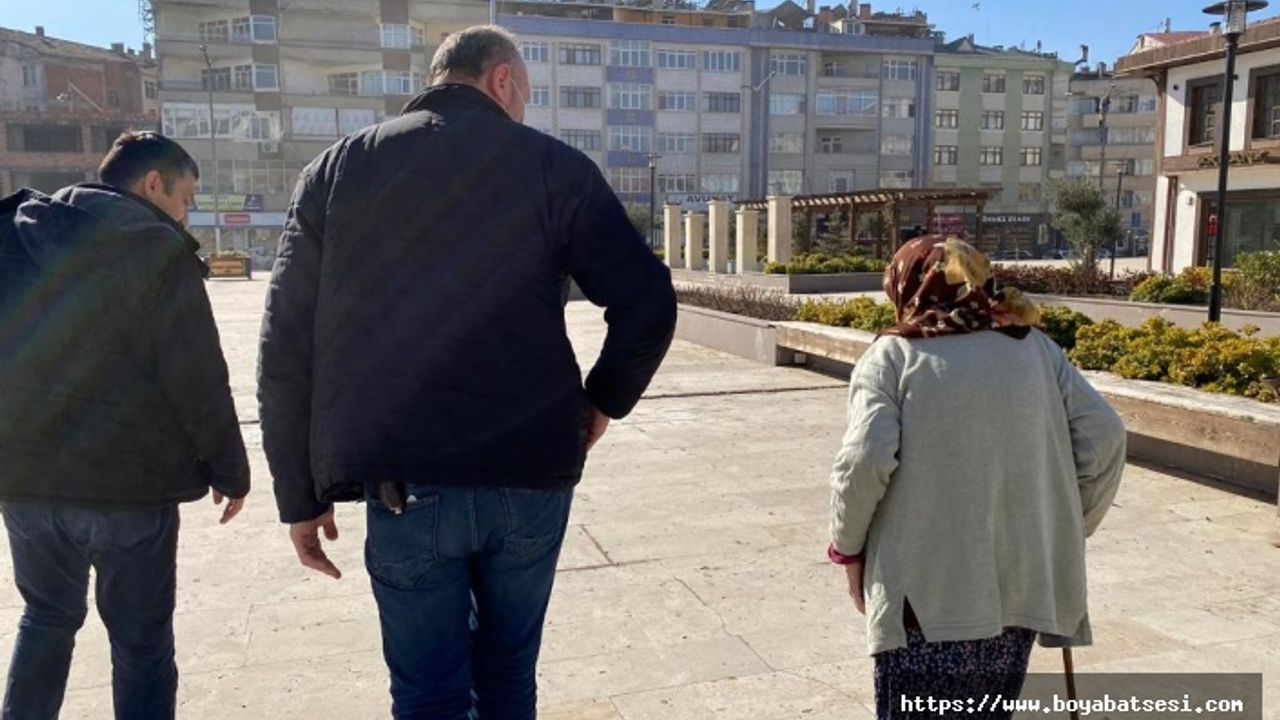 Boyabat'ta kaybolan yaşlı kadını polis ekipleri ailesine kavuşturdu
