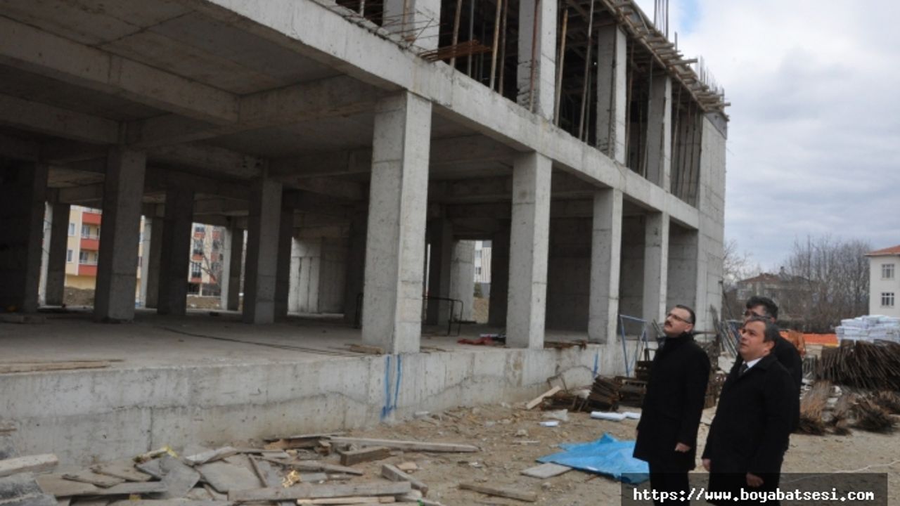 Kaymakam Yılmaz, inşaatı devam eden okullarda incelemelerde bulundu