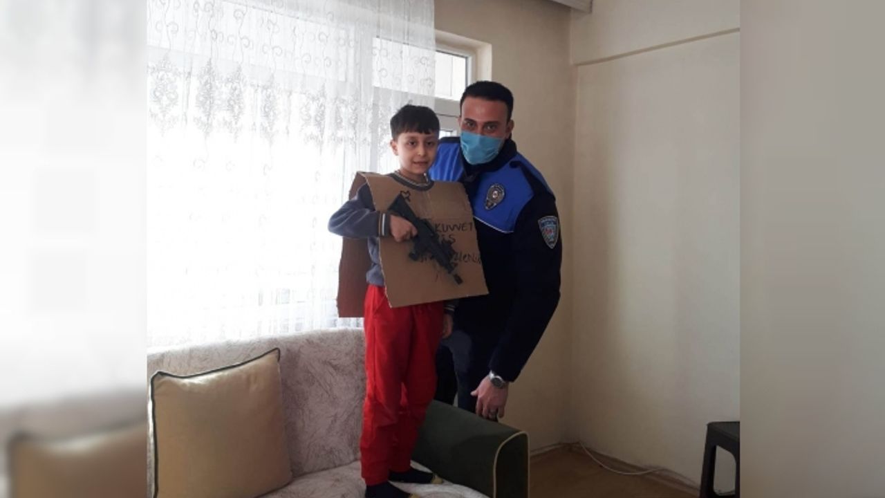 Polis olmak istediğini söyleyen çocuğun evine polis ziyareti