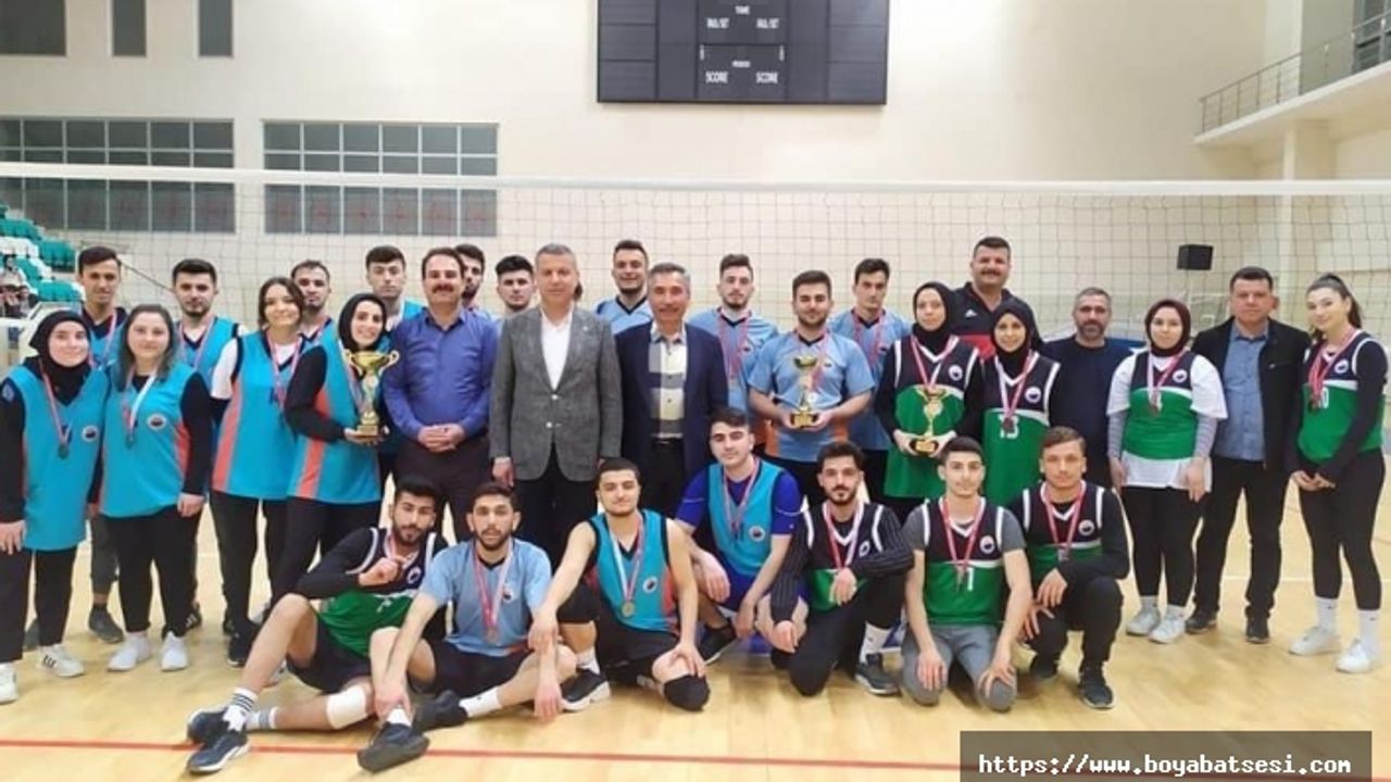 BMYO Sınıflar Arası Voleybol Turnuvasında "Yıkım Ekibi" Şampiyon Oldu