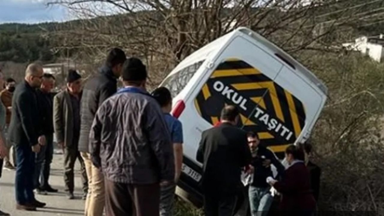 Boyabat'ta okul servisi yoldan çıkarak ağaca çarptı