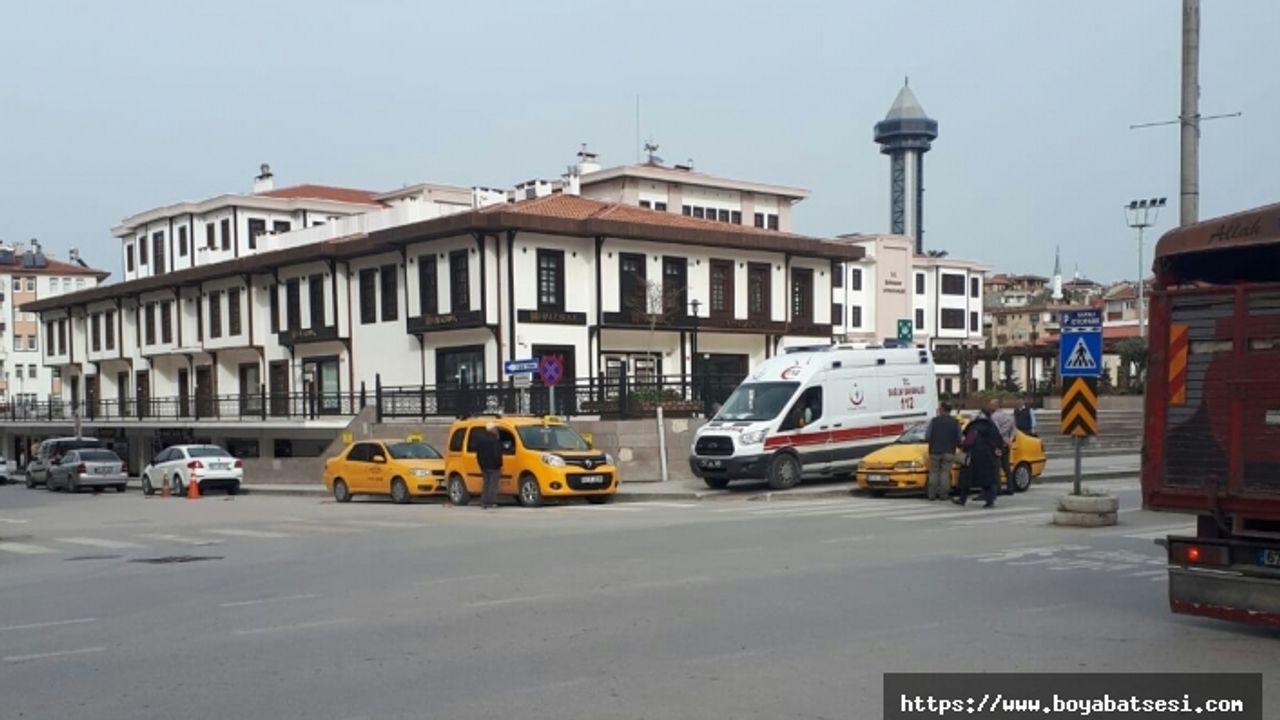 Boyabat’ta trafik sıkışınca ambulans kaldırımdan ulaşım sağladı