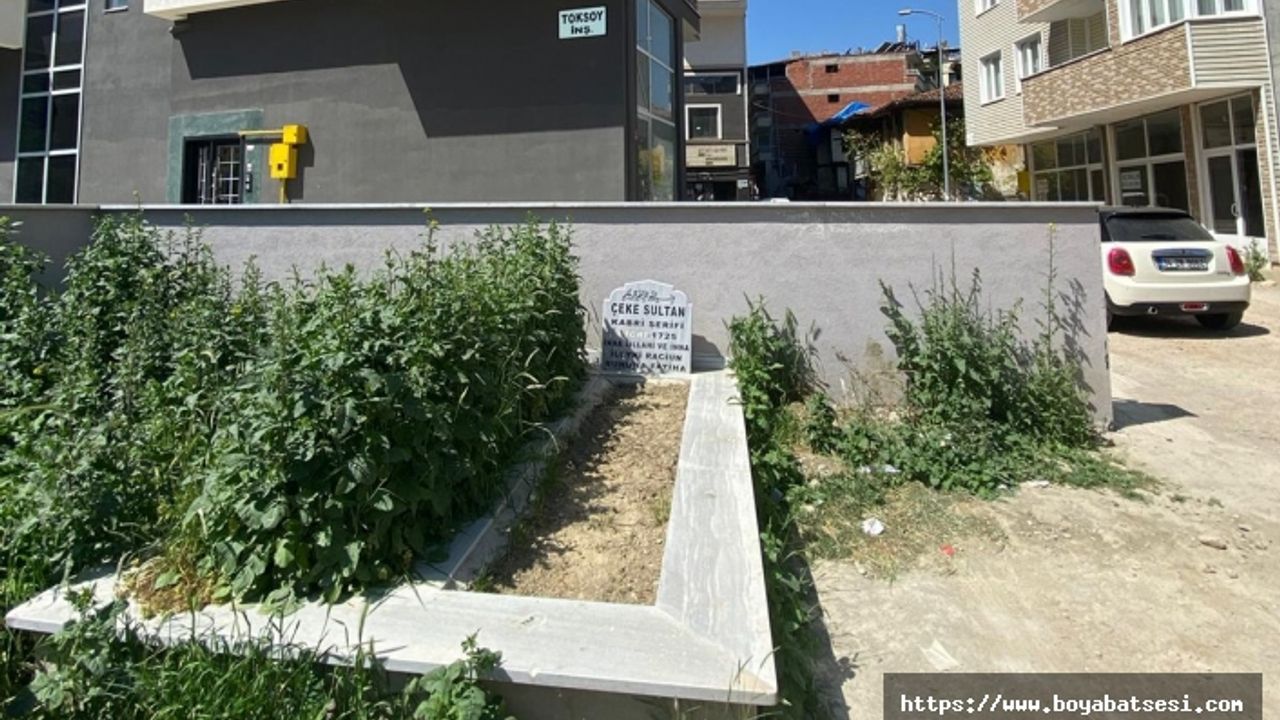Boyabat'ta apartmanlar arasında bir mezar