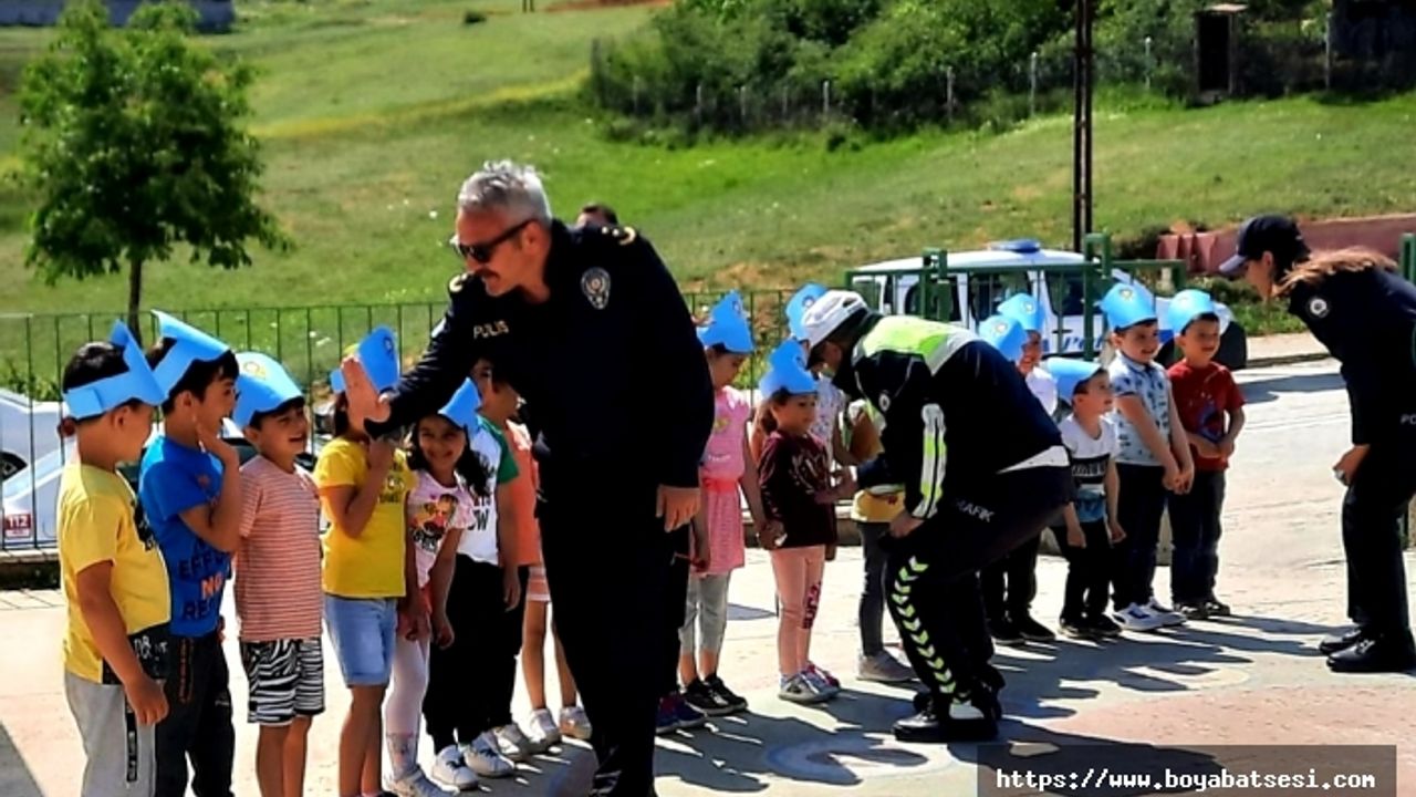 Boyabat'ta polisler minik öğrencileri bilgilendirdi