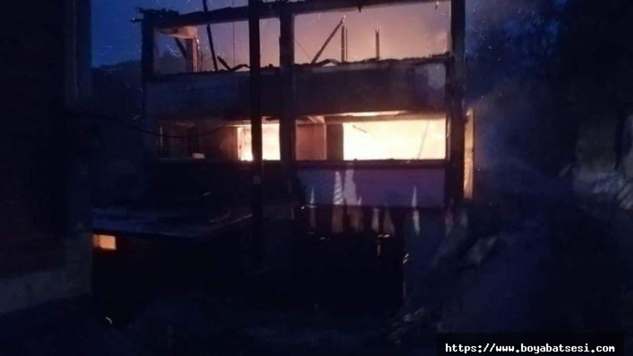Asarcık Kazaklı Köyü'nde  gece çıkan yangında ev kül oldu