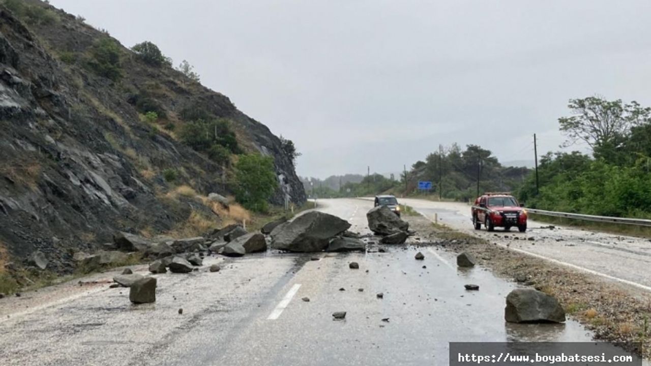 Boyabat Hanönü yolunda kopan kayalar yolu kapattı