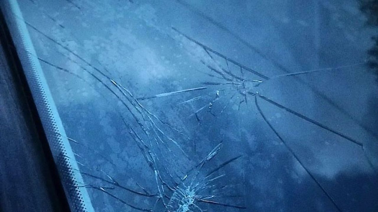 Boyabat'ta ceviz büyüklüğünde dolu: Araçların camları kırıldı kaportaları zarar gördü