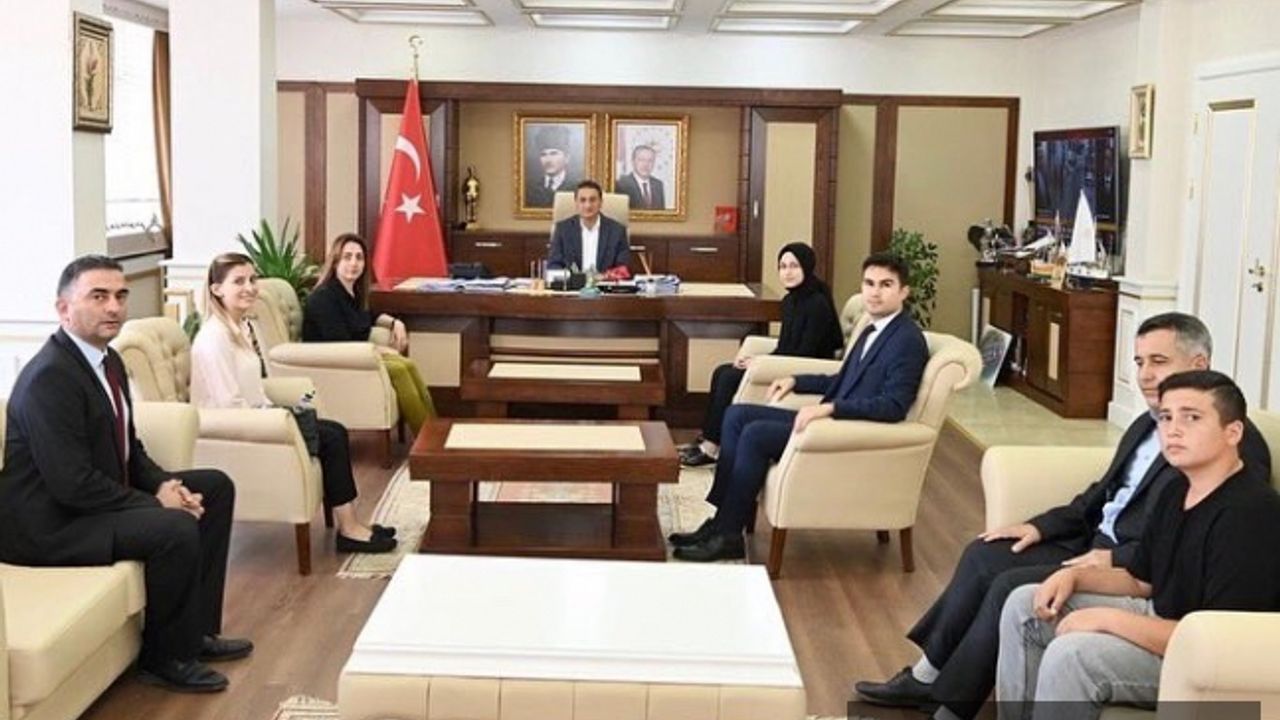 Vali Karaömeroğlu, 2022 YKS Sinop Birincisi Neslihan Nur Şen'i ödüllendirdi