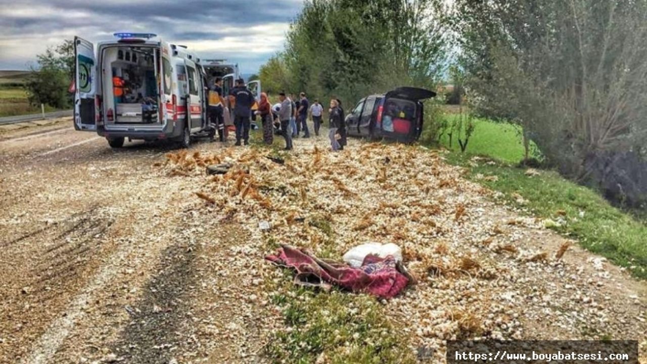 Boyabat Kastamonu yolunda araç traktöre çarptı 7 yaralı !