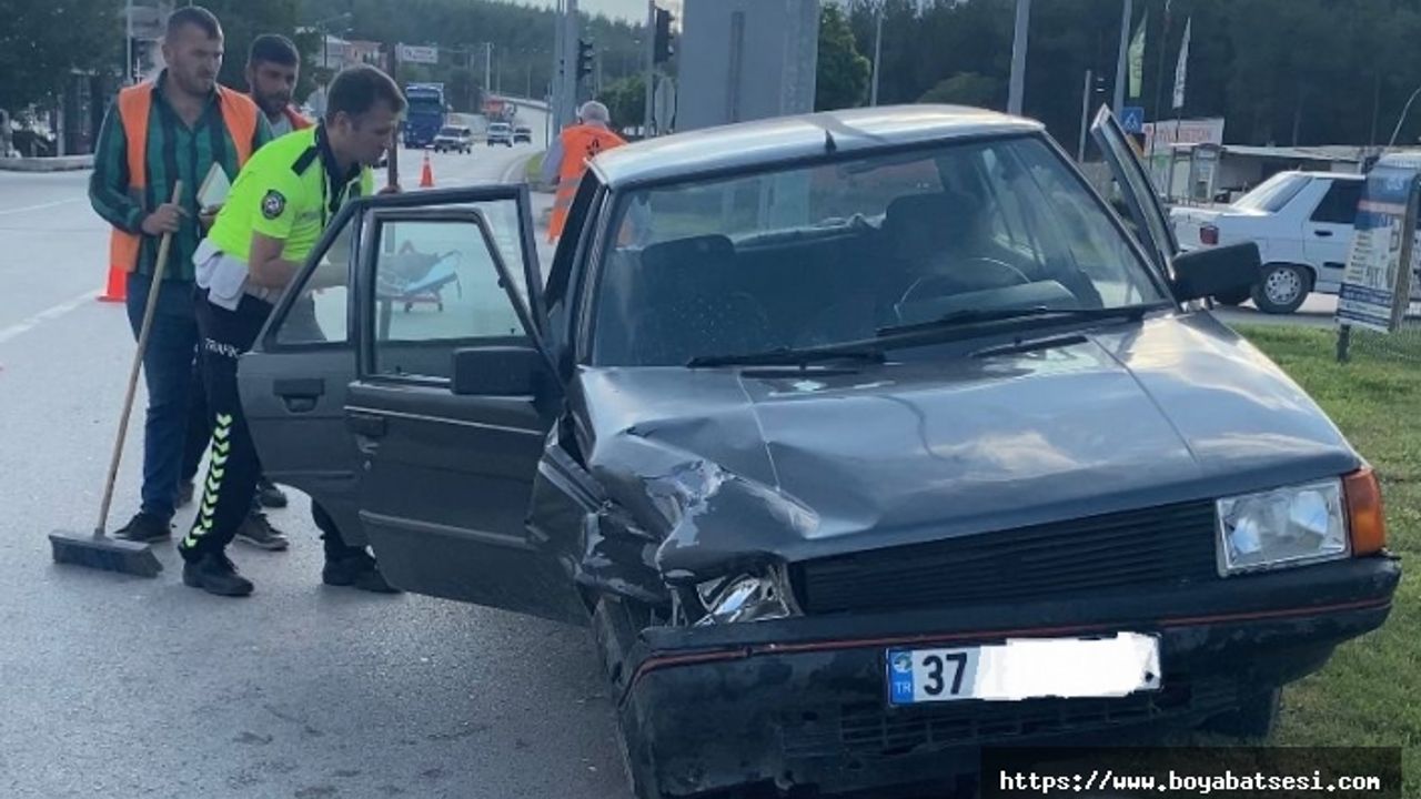 Boyabat Sanayi Kavşağı'nda trafik kazası 2 yaralı 