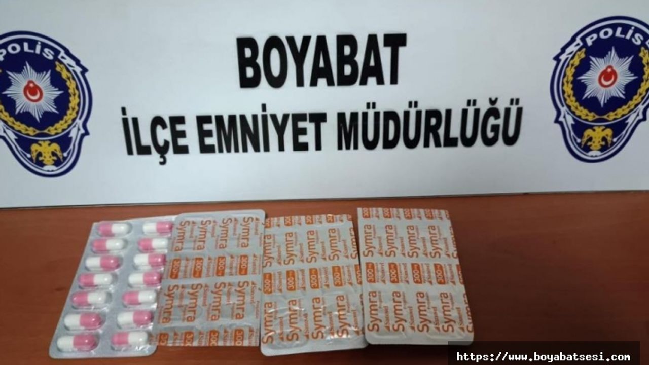 Boyabat'ta  trafik uygulamasında sentetik ecza hap ele geçirildi