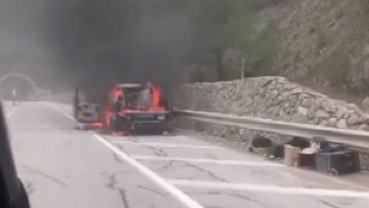 Boyabat’ta aniden alev alan araç küle döndü