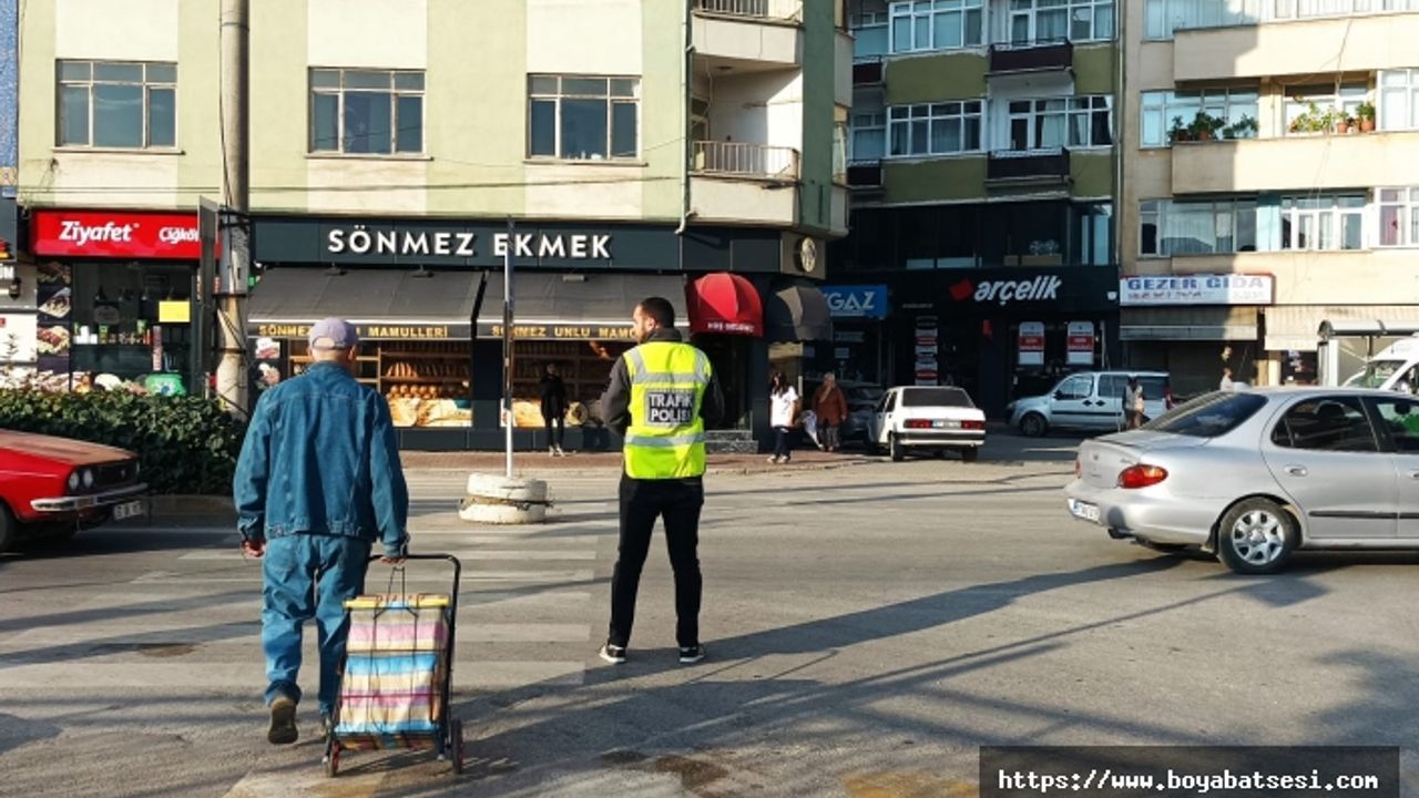 Boyabat’ta polis ekipleri ana cadde üzerinde denetimlerini sürdürüyor