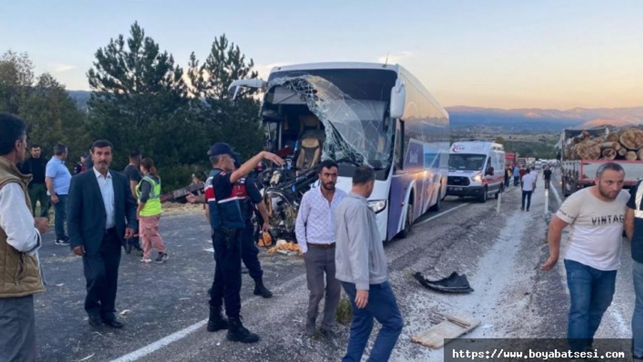 Son dakika yolcu otobüsü ile traktör çarpıştı: Ölü ve yaralılar var  