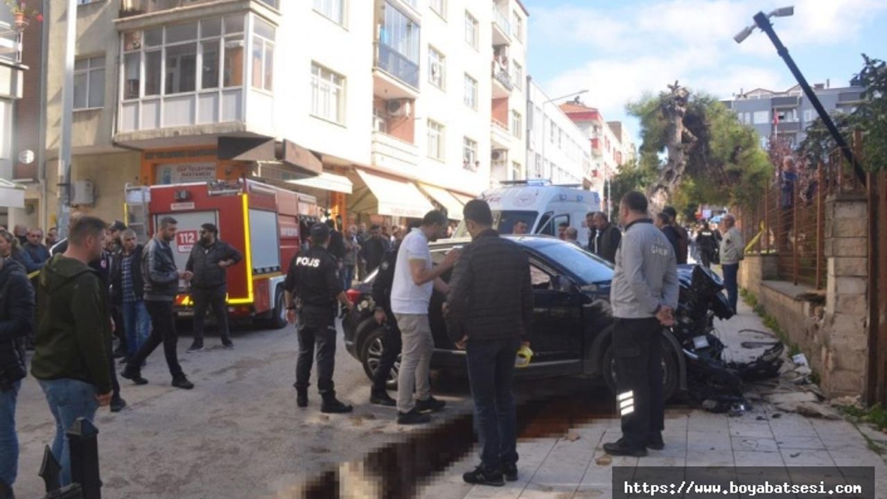 Ara yoldan hızla çıkan araç önce yayaya sonra duvara çarptı 2 ölü !