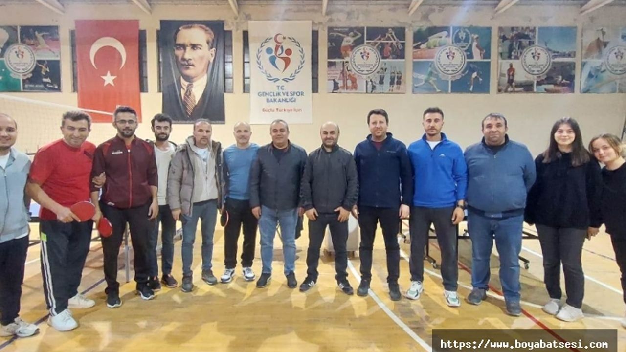 Boyabat'ta "Öğretmenler Günü Masa Tenisi Turnuvası" sona erdi