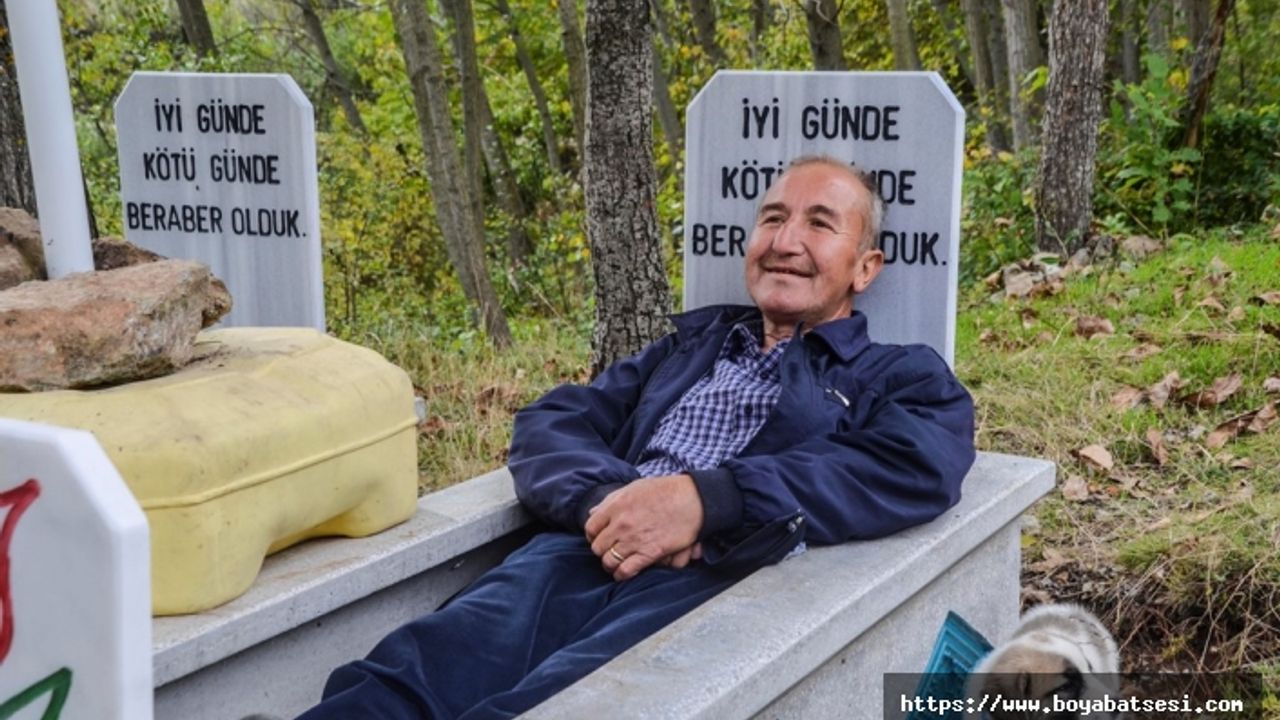 Ölmeden kendisinin ve eşinin mezarını yaptırdı, her gün içinde yatıyor