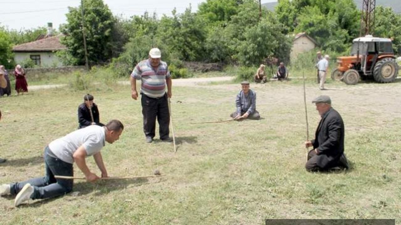 Boyabatlı köylüler '' dana oyunu '' oynayarak keyifli vakit geçiriyor