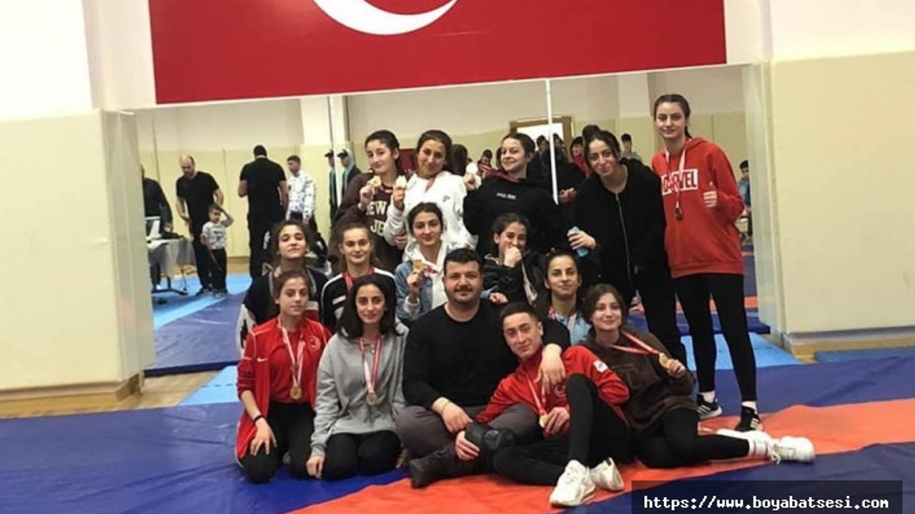 Serbest stil güreş müsabakalarına Boyabat damgası