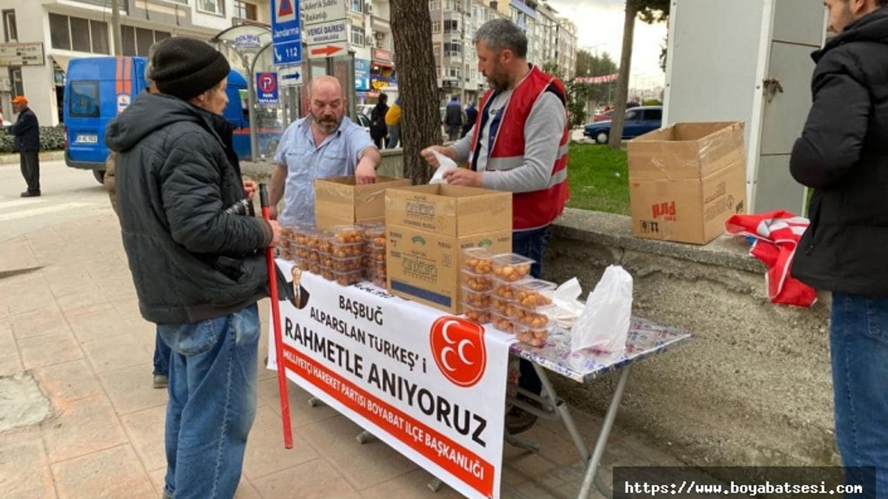 Boyabat’ta Alparslan Türkeş anısına lokma dağıtıldı