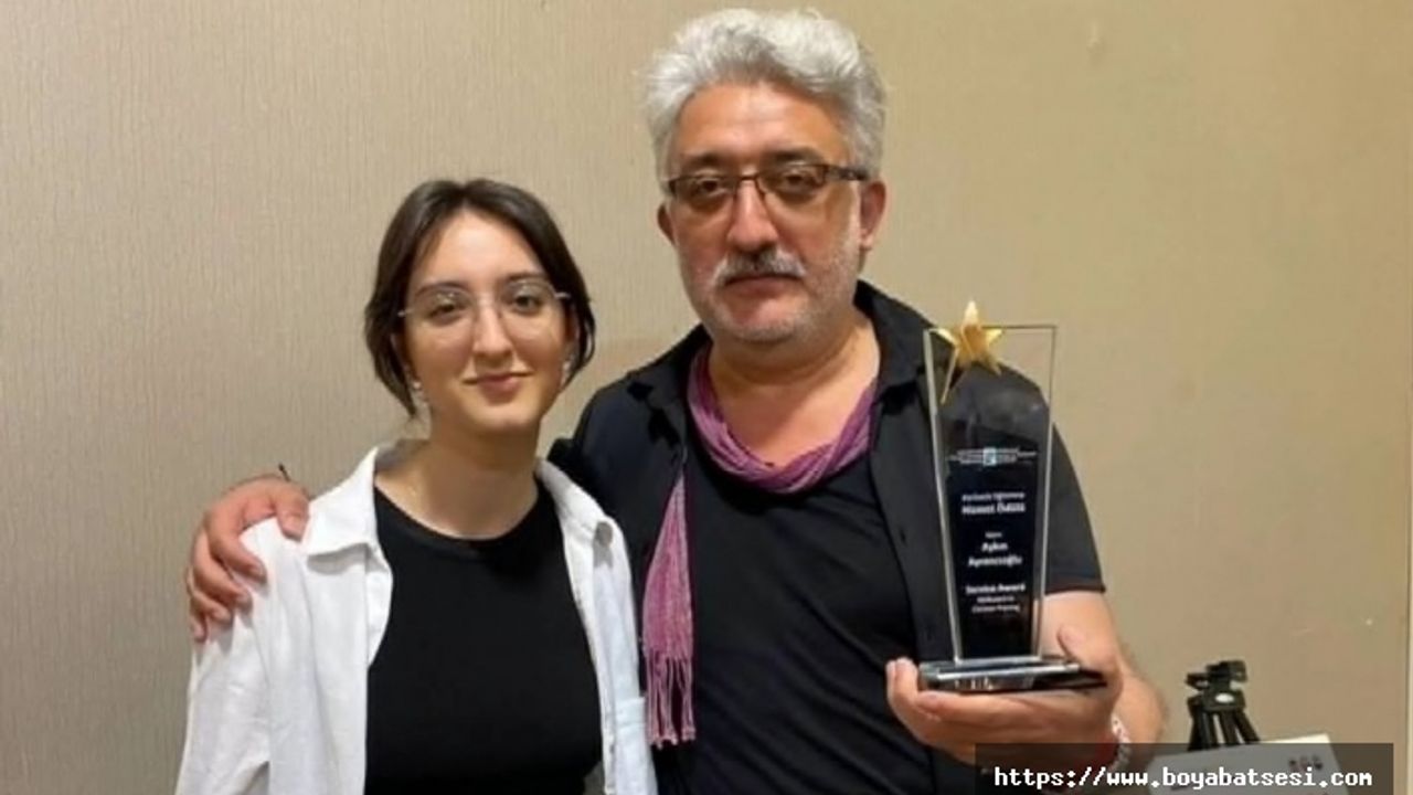 AŞKIN AYRANCIOĞLU’NA KARİKATÜR EĞİTİMİNE HİZMET ÖDÜLÜ