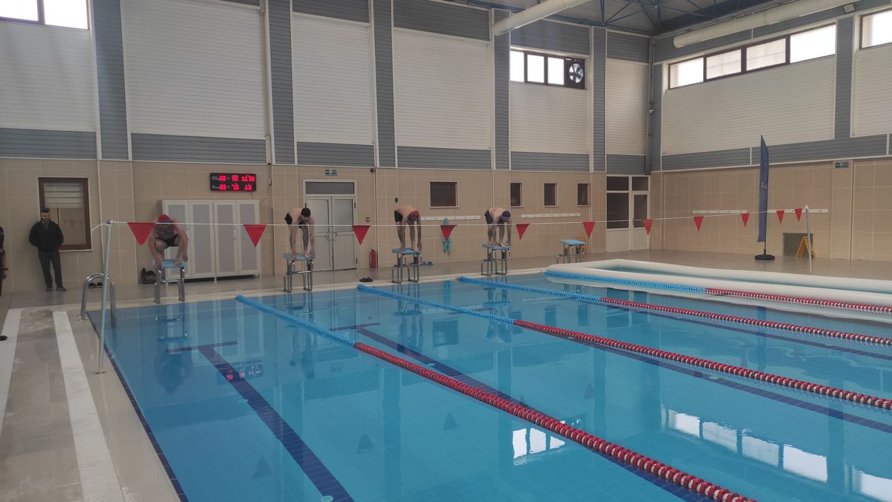 Boyabat'ta yüzücüler Cumhuriyet coşkusu için kulaç attı