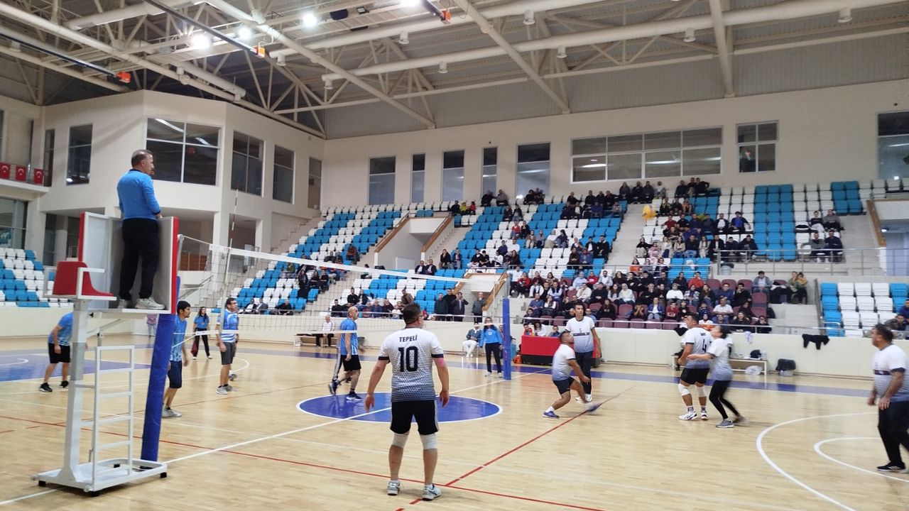 Boyabat'ta "102. Yıl Cumhuriyet Kupası Voleybol Turnuvası" düzenlendi.