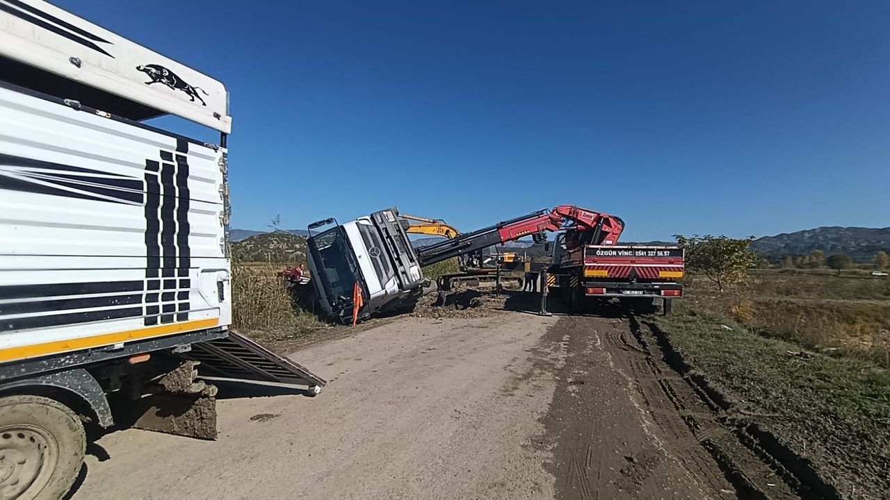 Boyabat Bağlıca Köyü Yolunda Kamyon Devrildi: Yol Trafiğe Kapandı