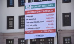 Boyabat Belediyesi borçları belediye binasına asıldı