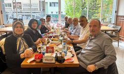 BOYABATLI 6 DOST AİLE 23 YILDIR HER AY YEMEKLİ TOPLANTIDA BULUŞUYORLAR