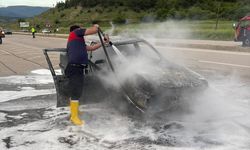 Boyabat'ta seyir halindeki otomobil yandı