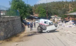 Boyabat’ta Kaza: Virajı Alamayan Otomobil Ters Döndü, 2 yaralı
