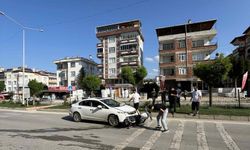 Boyabat'ta otomobille çarpışan motosiklet sürücüsü yaralandı