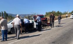 İki araç kafa kafaya çarpıştı: 1 ölü, 10 yaralı