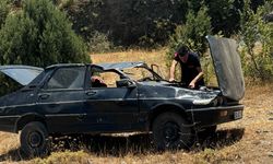 Boyabat'ta devrilen otomobilin sürücüsü ve eşi yaralandı