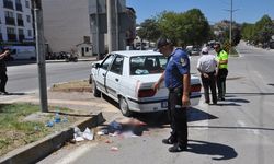 Boyabat'ta Aydınlatma Direğine Çarpan Otomobilde Bir Kişi Yaralandı