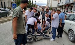Elektrikli bisikletiyle otomobillere çarpan çocuk yaralandı