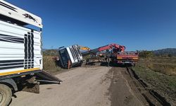 Boyabat Bağlıca Köyü Yolunda Kamyon Devrildi: Yol Trafiğe Kapandı
