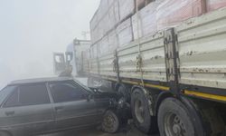 Otomobil tırın altına girdi